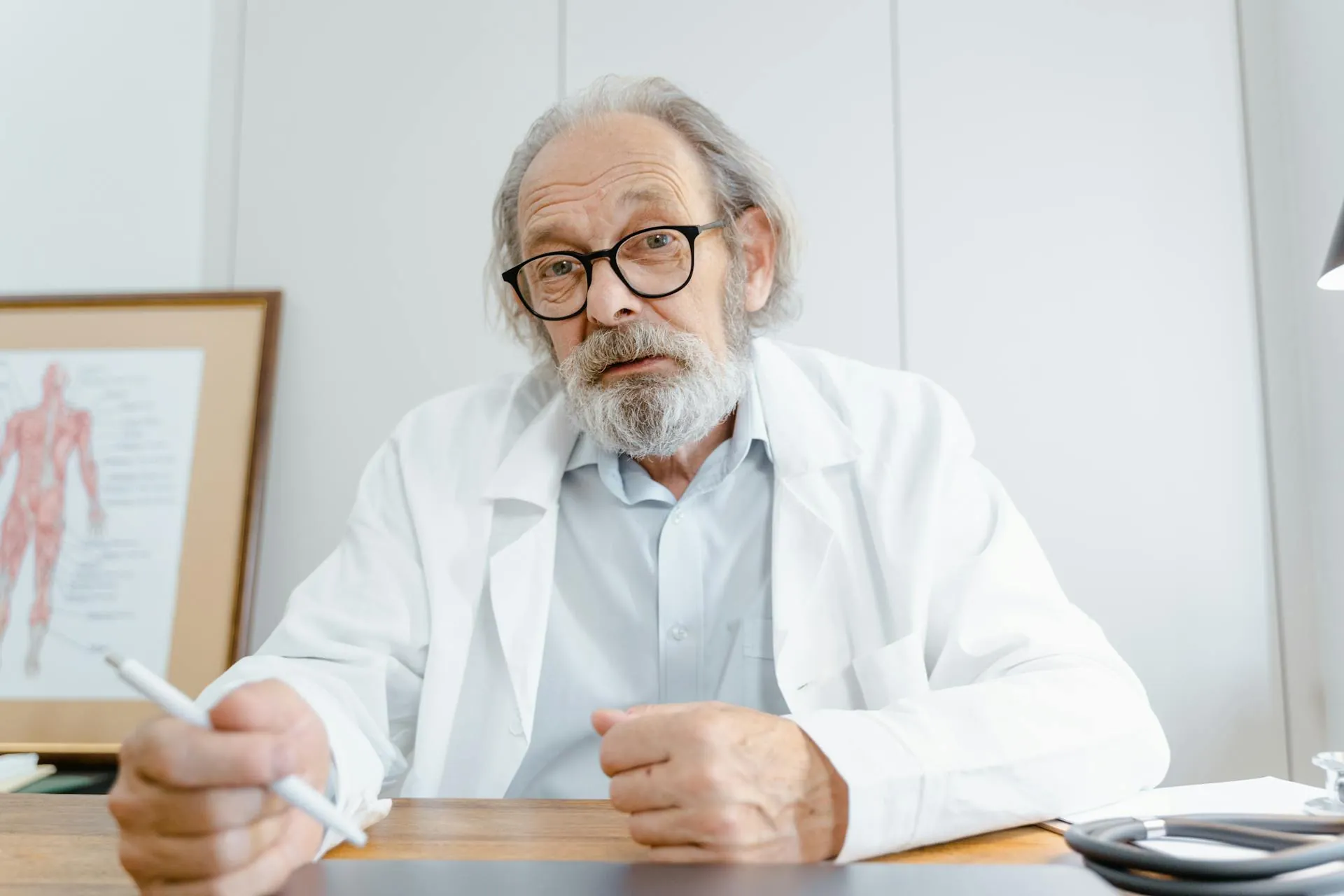 Especialista enseñando técnicas de higiene ocular